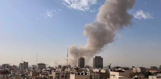 Amerika i Izrael udarili na Iran, Teheran gađa američke baze u Zalivu