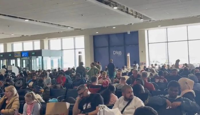 Stotine hiljada putnika blokirano širom sveta