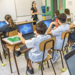 Nastavnici u Luksemburgu traže zabranu veštačke inteligencije u nižim razredima srednjih škola SKOLA AI