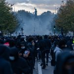 Protesti i nemiri u Evropi: Šta se događa od Francuske do Albanije? Učesnici protesta u Parizu 17. oktobra 2026. na prilazu Trgu Republike, uz oblak suzavca