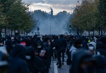 Protesti i nemiri u Evropi: Šta se događa od Francuske do Albanije? Učesnici protesta u Parizu 17. oktobra 2026. na prilazu Trgu Republike, uz oblak suzavca