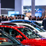 Ilustracija automobila izloženih u osvetljenom auto-salonu